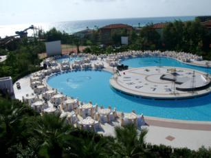 Delphin-deluxe-resort-poolseite