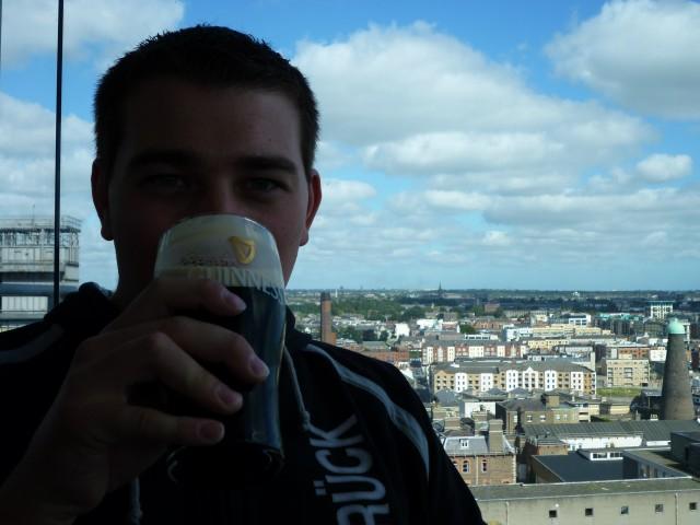 Oli in der Gravity Bar im Guinness Hop store