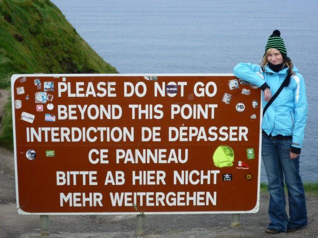 Warnschild am Wanderweg zu Hags Head