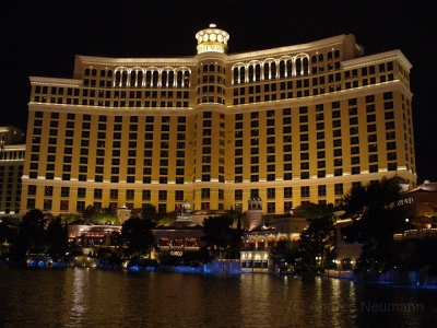 Bellagio Las Vegas mit dem Comer See bei Nacht